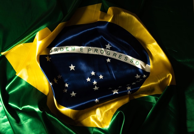 Bandera de Brasil hermosa bandera de Brasil dispuesta con pliegues en una mesa de enfoque selectivo fotográfico de bajo perfil