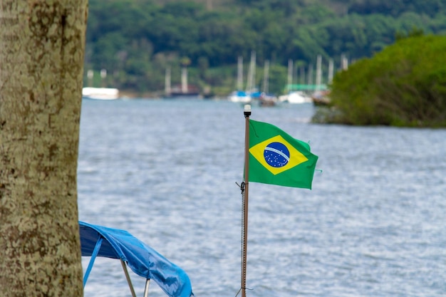 Bandera de Brasil con el mar de fondo en Río de Janeiro Brasil