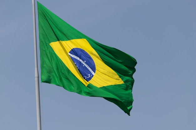 Bandera de Brasil ondeando al viento. Bandera brasileña