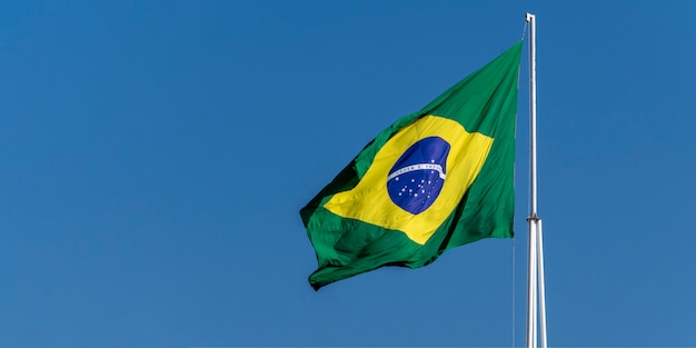 Bandera de Brasil ondeando en el viento