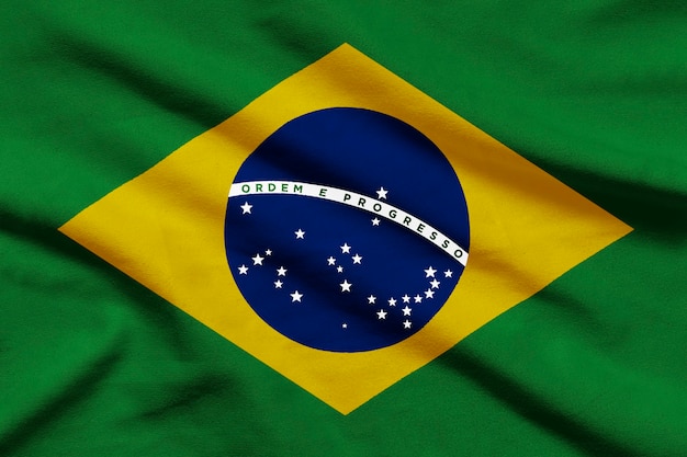 Bandera de Brasil en el orden y el progreso de la tela ondulada