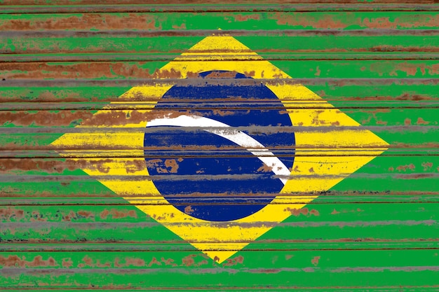 Bandera de brasil pintada en una hoja de metal antigua rústica