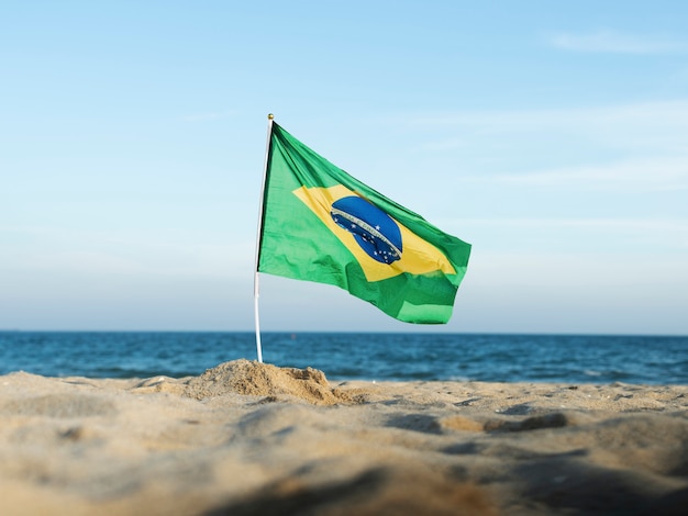 Foto bandera brasileña en una hermosa playa