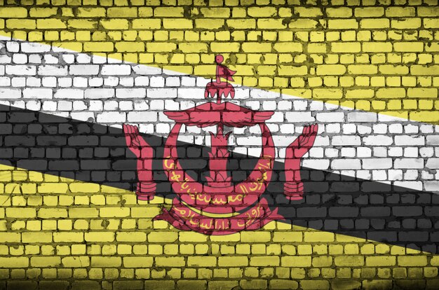 La bandera de Brunei Darussalam está pintada en una vieja pared de ladrillos