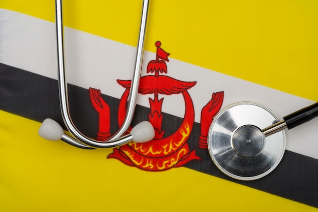 Bandera de Brunei Darussalam y estetoscopio El concepto de medicina