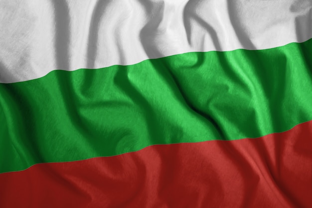 Bandera búlgara ondeando al viento