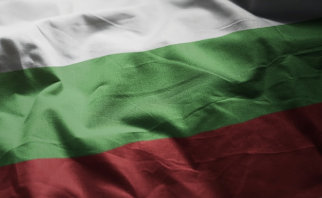 Bandera de Bulgaria arrugada de cerca