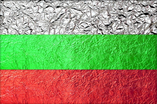 Bandera de Bulgaria con un fondo de textura de lámina de hoja brillante de bronce de hoja brillante