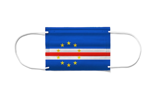 Bandera de Cabo Verde en una mascarilla quirúrgica desechable. Superficie blanca aislada