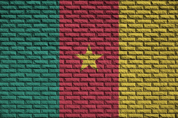 La bandera de Camerún está pintada en una vieja pared de ladrillos