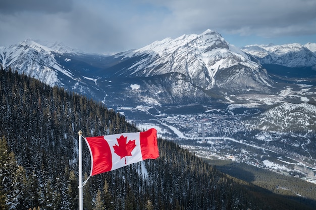 Bandera de Canadá y hermoso paisaje de montaña