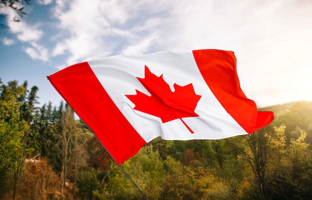 Bandera canadiense al aire libre