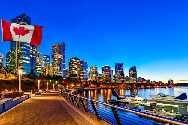 Bandera canadiense en frente de la vista en el centro de Vancouver, British Columbia, Canadá