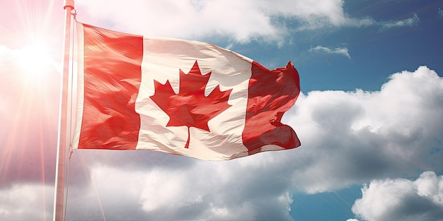Bandera canadiense ondeando en el cielo nublado del viento