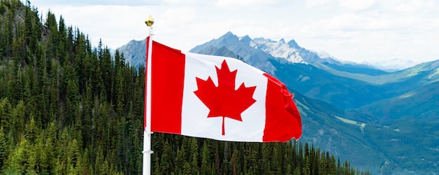 Bandera canadiense ondeando en un parque nacional Amplio panorama