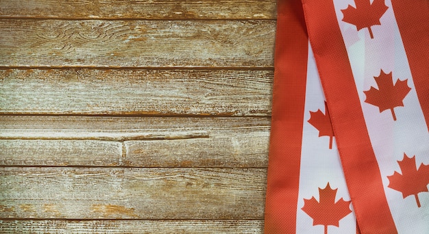 Bandera canadiense sobre fondo rústico oscuro