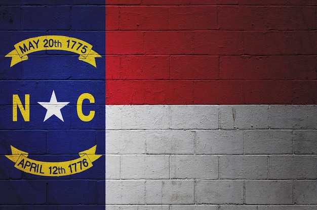Bandera de Carolina del Norte pintada en una pared de bloques de hormigón