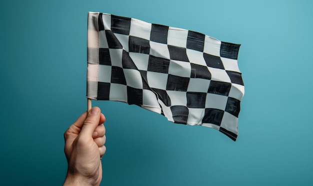 Bandera de carreras a cuadros en mano masculina sobre un fondo azul