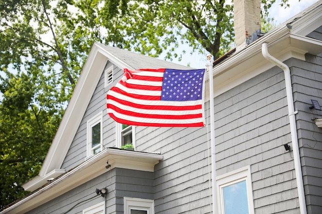 Una bandera en una casa