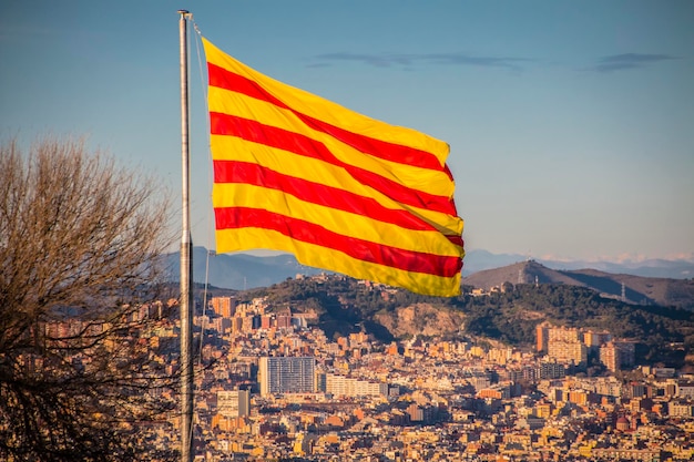 Bandera de Cataluña. Sanyor sobrevuela Barcelona.