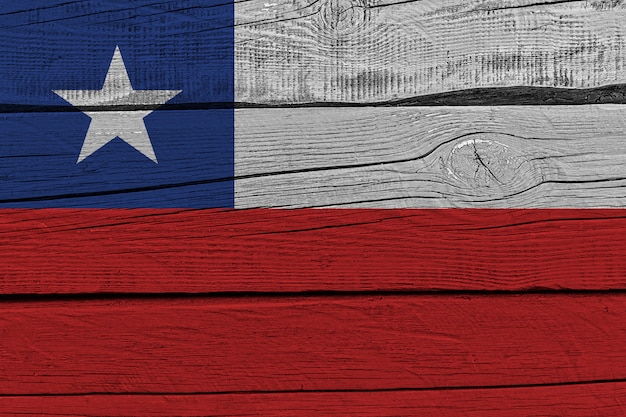 Bandera de Chile pintada sobre tabla de madera vieja