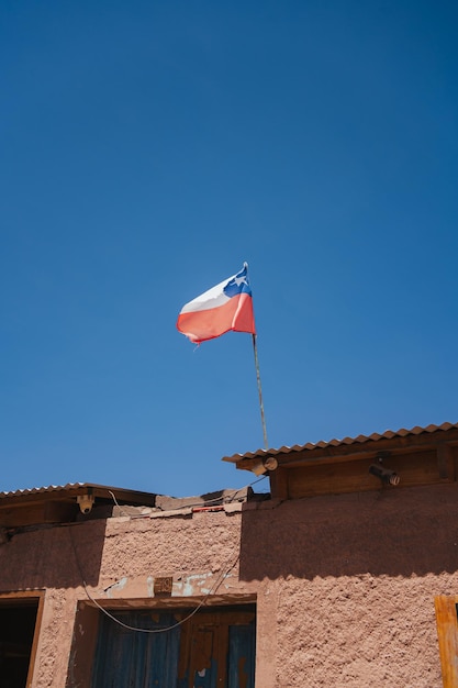 Bandera chilena ondeando en el techo de una casa en San Pedro de Atacama, Chile