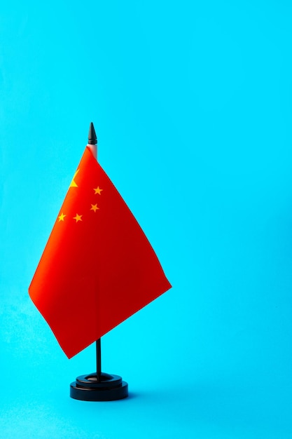 Bandera de China en fondo de color de cerca