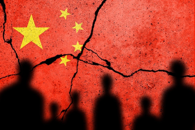 Foto bandera de china pintada en una pared agrietada crisis inmobiliaria y de deuda china