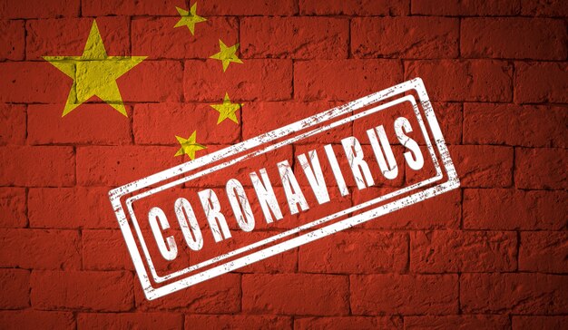 Bandera de la China con proporciones originales. estampado de Coronavirus. textura de la pared de ladrillo. Concepto de virus corona. Al borde de una pandemia COVID-19 o 2019-nCoV.