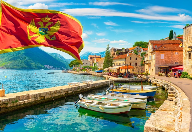 Bandera y ciudad Perast Montenegro