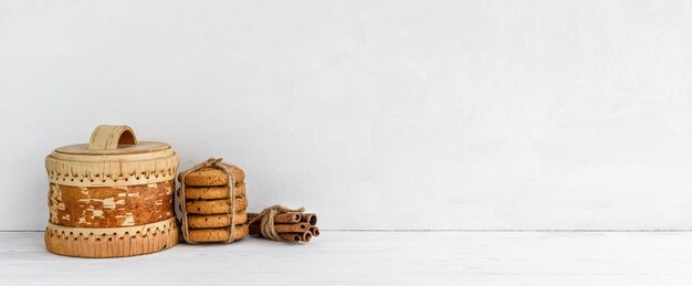 Bandera de cocina blanca galletas de avena y espigas de grano en una mesa blanca