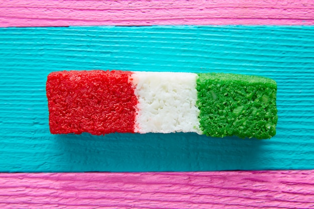 Bandera de coco mexicano caramelo rayado picado