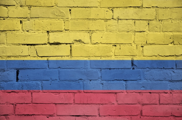 La bandera de Colombia está pintada en una vieja pared de ladrillos