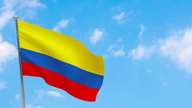 Bandera de Colombia en la pole. Cielo azul. Bandera nacional de colombia