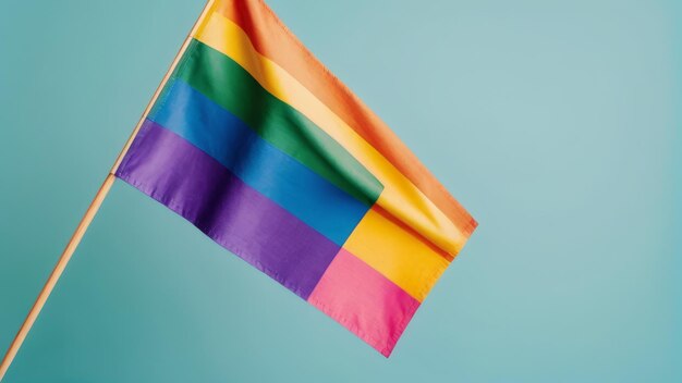 Foto una bandera de colores arco iris está volando en el cielo