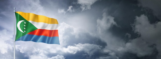 Bandera de las Comoras en un cielo nublado