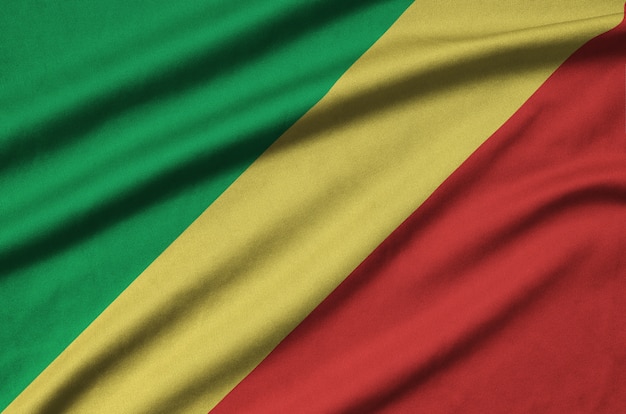 La bandera del Congo está representada en una tela de tela deportiva con muchos pliegues.