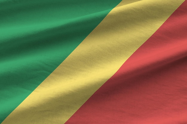 Bandera del Congo con grandes pliegues ondeando de cerca bajo la luz del estudio en el interior Los símbolos y colores oficiales en la pancarta