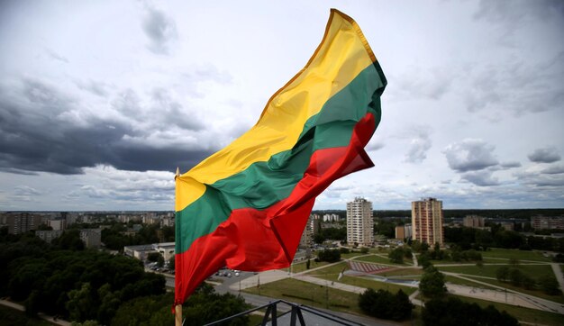 Foto bandera contra el cielo en la ciudad