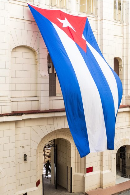 Foto bandera contra edificios en la ciudad