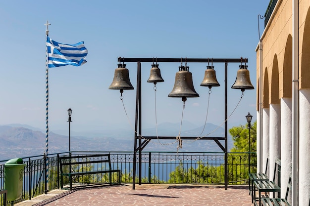 Bandera contra el fondo del mar y el cielo en el monasterio Grecia