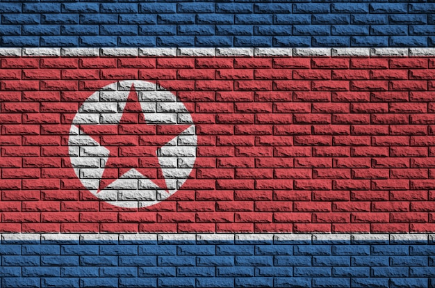 La bandera de Corea del Norte está pintada en una vieja pared de ladrillos