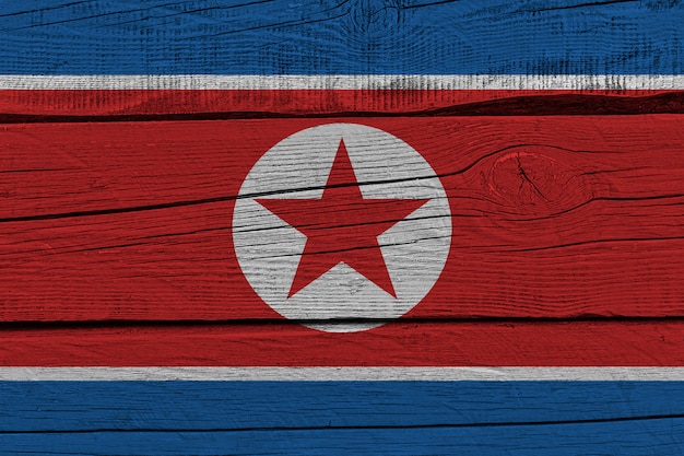 Bandera de Corea del Norte pintada en tablón de madera antiguo