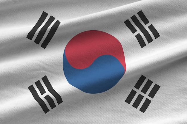 Bandera de Corea del Sur con grandes pliegues ondeando de cerca bajo la luz del estudio en el interior Los símbolos y colores oficiales en la pancarta