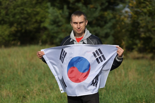 Bandera de Corea del sur en las manos