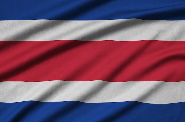 Bandera de Costa Rica con muchos pliegues.