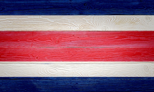 Bandera de Costa Rica pintada sobre fondo de tablón de madera antiguo