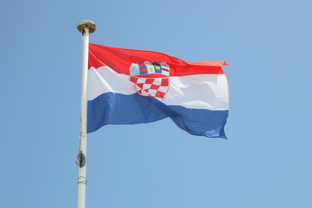 Bandera de Croacia sobre una estera en el viento y el cielo azul