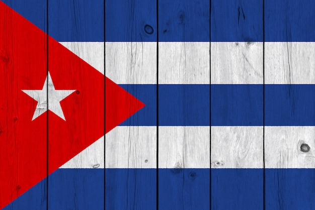 Bandera de Cuba pintada sobre tablón de madera vieja