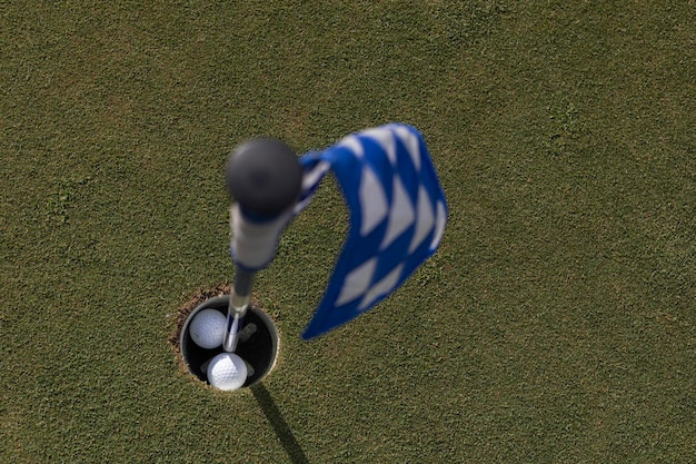 Bandera en el curso de aprendizaje del campo de golf